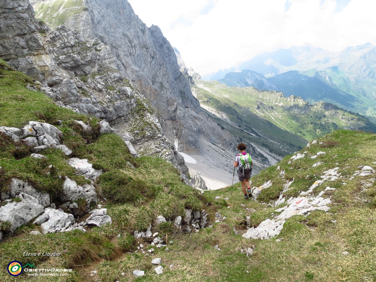 28 Scendiamo dalla forcella di Valmora.JPG